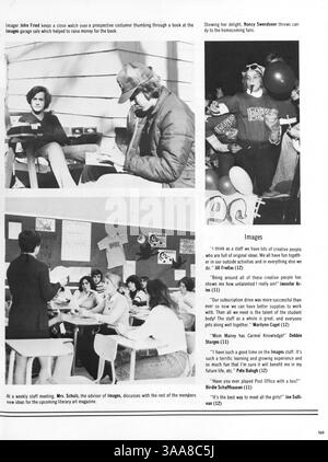 L'édition 1975 de l'annuaire Whigrean de l'Edina East High School donne un aperçu de l'année scolaire 1974-1975 en mettant l'accent sur les étudiants, les enseignants, l'athlétisme, les clubs, et événements clés. Banque D'Images