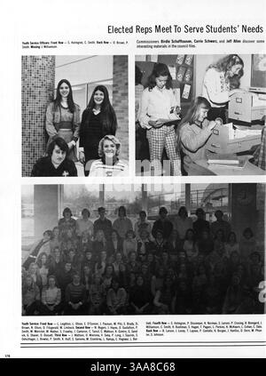 L’édition 1975 de l’annuaire Whigrean de l’Edina East High School met en lumière l’année scolaire 1974-1975 et documente les réalisations des élèves, les contributions des enseignants, l’athlétisme et les clubs parascolaires. Banque D'Images