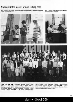 Cette édition 1975 de l’annuaire Whigrean saisit les faits saillants de l’année scolaire 1974-1975 à l’Edina East High School, en mettant l’accent sur les réalisations des élèves, l’athlétisme et les activités parascolaires. Banque D'Images