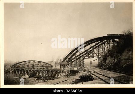 Le pont de Mendota en construction montre la charpente métallique et en bois qui délimite le chemin de l'arc. Le premier quai se dresse dans la rivière, marquant le début de l'arc qui enjambera la vallée de la rivière pour rencontrer la route. Un deuxième cadre de support de l'arche est partiellement placé sur le côté gauche, en attente de levage en position. Banque D'Images
