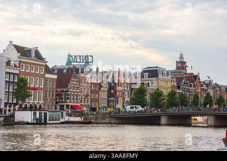 Une vue paisible sur les canaux d'Amsterdam, avec une charmante architecture hollandaise et des reflets dans l'eau, capturant la beauté unique de la ville Banque D'Images