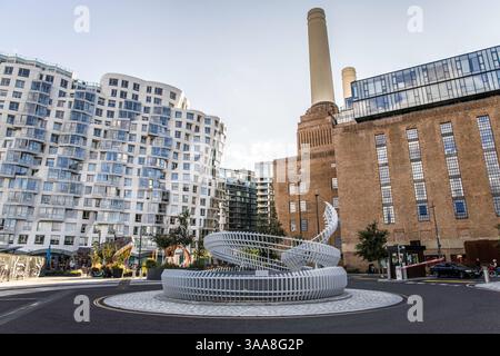 Londres, Royaume-Uni- 6 août 2023 : complexe d'appartements moderne près de Battersea. Banque D'Images