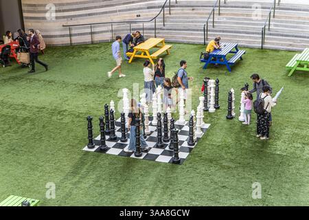 Londres, Royaume-Uni- 6 août 2023 : les gens jouent aux échecs dans la rue près de la station Battersea. Banque D'Images