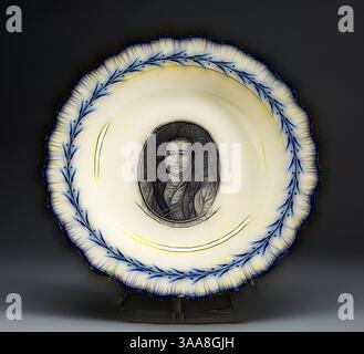 Une plaque décorative avec un portrait central encadré par un motif floral bleu complexe le long du bord festonné, fusionnant artisanat artistique et représentation historique., Art classique avec une touche moderne réinventé par Artotop, basé sur Soup plate, c. 1790, anglais pour le marché américain, Leeds, Angleterre, Creamware, Diam. 24,3 cm (9 9/16 po) Banque D'Images