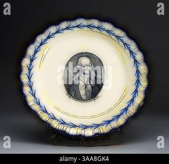 Une plaque décorative avec un portrait central d'un individu, entouré d'une bordure florale bleue ornée, combinant art et imagerie historique., Art classique avec une touche moderne réinventé par Artotop, basé sur plate, c. 1790, anglais pour le marché américain, Leeds, Angleterre, Creamware, Diam. 24,3 cm (9 9/16 po) Banque D'Images