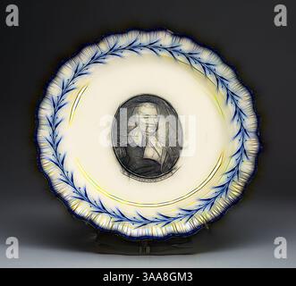 Une plaque décorative avec un portrait détaillé encadré dans un motif floral bleu et blanc complexe. L'image centrale semble mélanger l'art traditionnel avec une touche moderne et abstraite, créant un contraste frappant avec la surface lisse., Art classique avec une touche moderne réinventé par Artotop, basé sur plate, c. 1790, anglais pour le marché américain, Leeds, Angleterre, Creamware, Diam. 24,3 cm (9 9/16 po) Banque D'Images