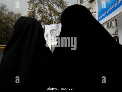 14 décembre 2006 - Téhéran, IRAN - des femmes iraniennes passant devant de grandes bannières du président iranien Mahmoud Ahmadinejad sur la place Valiasr de Téhéran. Les élections municipales iraniennes et les élections de l'Assemblée des experts se tiendront simultanément le 15 décembre. Photo de Siavash Habibollahi/ZUMA Press. Banque D'Images