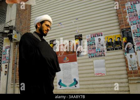 14 décembre 2006 - Téhéran, IRAN - une carte de clerc iranien près des affiches des candidats municipaux de Téhéran sur la place Valiasr de Téhéran. Les élections municipales iraniennes et les élections de l'Assemblée des experts se tiendront simultanément le 15 décembre. Photo de Siavash Habibollahi/ZUMA Press. Banque D'Images