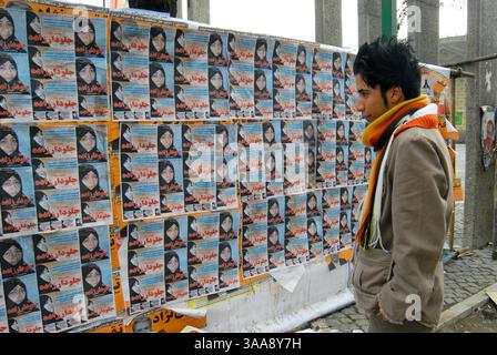 14 décembre 2006 - Téhéran, IRAN - un garçon iranien regarde les affiches des candidats municipaux de Téhéran sur la place Valiasr de Téhéran. Les élections municipales iraniennes et les élections de l'Assemblée des experts se tiendront simultanément le 15 décembre. Photo de Siavash Habibollahi/ZUMA Press. Banque D'Images