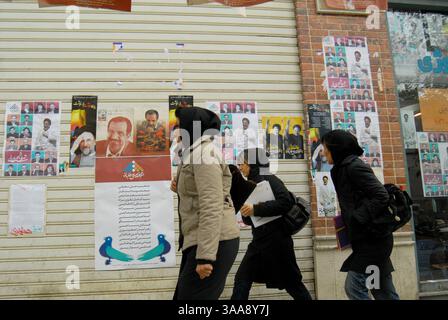 14 décembre 2006 - Téhéran, IRAN - des femmes iraniennes passant devant des affiches de canidats iraniens sur la place Valiasr de Téhéran. Les élections municipales iraniennes et les élections de l'Assemblée des experts se tiendront simultanément le 15 décembre. Photo de Siavash Habibollahi/ZUMA Press. Banque D'Images