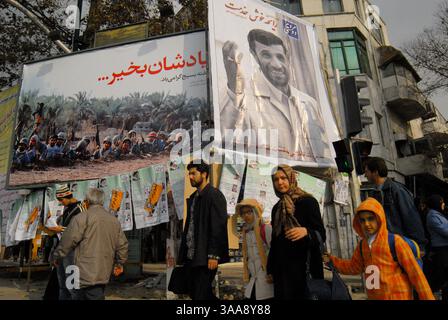 14 décembre 2006 - Téhéran, IRAN - des Iraniens passant devant des affiches des canidats iraniens sur la place Valiasr de Téhéran. Les élections municipales iraniennes et les élections de l'Assemblée des experts se tiendront simultanément le 15 décembre. Photo de Siavash Habibollahi/ZUMA Press. Banque D'Images