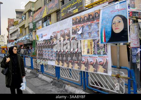 14 décembre 2006 - Téhéran, IRAN - une iranienne voit les affiches des candidats municipaux de Téhéran sur la place Enqelab. Les élections municipales iraniennes et les élections de l'Assemblée des experts se tiendront simultanément le 15 décembre. Photo de Siavash Habibollahi/ZUMA Press. Banque D'Images