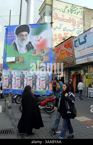 14 décembre 2006 - Téhéran, IRAN - des femmes iraniennes passant devant des affiches de canidats iraniens sur la place Enqelab de Téhéran. Les élections municipales iraniennes et les élections de l'Assemblée des experts se tiendront simultanément le 15 décembre. Photo de Siavash Habibollahi/ZUMA Press. Banque D'Images