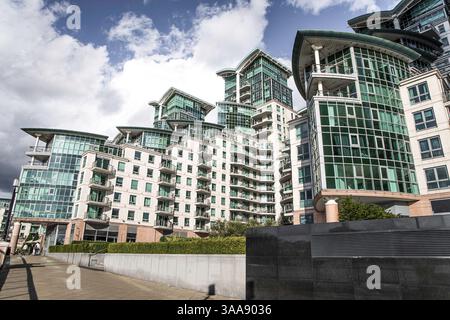 Londres, Royaume-Uni- 6 août 2023 : St George Wharf Pier et l'extérieur d'un développement riverain à Vauxhall, Londres. Banque D'Images