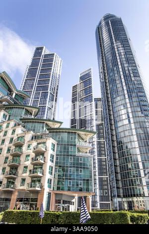 Londres, Royaume-Uni- 6 août 2023 : St George Wharf Pier et l'extérieur d'un développement riverain à Vauxhall, Londres. Banque D'Images