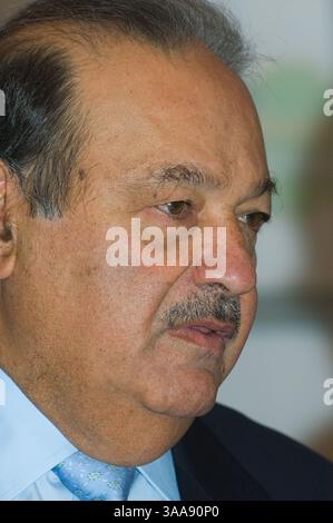 10 mars 2006 ; Chihuahua, Chihuahua, MEXIQUE ; CARLOS SLIM HELU, financier mexicain et homme le plus riche d'Amérique latine, préside à une réunion de l'Accord de Chapultepec qu'il a convoquée pour tenter de parvenir à un consensus national entre les secteurs politique, social et économique du pays. La réunion montrée ici a eu lieu à Chihuahua, Chihuahua, Mexique. Crédit obligatoire : photo de Keith Dannemiller/ZUMA KPA. (©) Copyright 2006 par Keith Dannemiller Banque D'Images