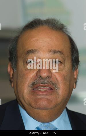 10 mars 2006 ; Chihuahua, Chihuahua, MEXIQUE ; CARLOS SLIM HELU, financier mexicain et homme le plus riche d'Amérique latine, préside à une réunion de l'Accord de Chapultepec qu'il a convoquée pour tenter de parvenir à un consensus national entre les secteurs politique, social et économique du pays. La réunion montrée ici a eu lieu à Chihuahua, Chihuahua, Mexique. Crédit obligatoire : photo de Keith Dannemiller/ZUMA KPA. (©) Copyright 2006 par Keith Dannemiller Banque D'Images
