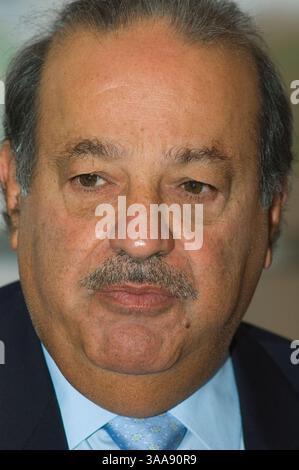 10 mars 2006 ; Chihuahua, Chihuahua, MEXIQUE ; CARLOS SLIM HELU, financier mexicain et homme le plus riche d'Amérique latine, préside à une réunion de l'Accord de Chapultepec qu'il a convoquée pour tenter de parvenir à un consensus national entre les secteurs politique, social et économique du pays. La réunion montrée ici a eu lieu à Chihuahua, Chihuahua, Mexique. Crédit obligatoire : photo de Keith Dannemiller/ZUMA KPA. (©) Copyright 2006 par Keith Dannemiller Banque D'Images