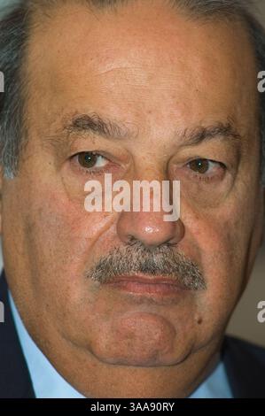10 mars 2006 ; Chihuahua, Chihuahua, MEXIQUE ; CARLOS SLIM HELU, financier mexicain et homme le plus riche d'Amérique latine, préside à une réunion de l'Accord de Chapultepec qu'il a convoquée pour tenter de parvenir à un consensus national entre les secteurs politique, social et économique du pays. La réunion montrée ici a eu lieu à Chihuahua, Chihuahua, Mexique. Crédit obligatoire : photo de Keith Dannemiller/ZUMA KPA. (©) Copyright 2006 par Keith Dannemiller Banque D'Images