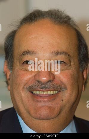 10 mars 2006 ; Chihuahua, Chihuahua, MEXIQUE ; CARLOS SLIM HELU, financier mexicain et homme le plus riche d'Amérique latine, préside à une réunion de l'Accord de Chapultepec qu'il a convoquée pour tenter de parvenir à un consensus national entre les secteurs politique, social et économique du pays. La réunion montrée ici a eu lieu à Chihuahua, Chihuahua, Mexique. Crédit obligatoire : photo de Keith Dannemiller/ZUMA KPA. (©) Copyright 2006 par Keith Dannemiller Banque D'Images