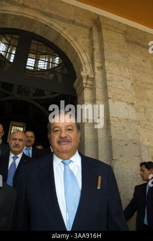 10 mars 2006 ; Chihuahua, Chihuahua, MEXIQUE ; CARLOS SLIM HELU, financier mexicain et homme le plus riche d'Amérique latine, préside à une réunion de l'Accord de Chapultepec qu'il a convoquée pour tenter de parvenir à un consensus national entre les secteurs politique, social et économique du pays. La réunion montrée ici a eu lieu à Chihuahua, Chihuahua, Mexique. Crédit obligatoire : photo de Keith Dannemiller/ZUMA KPA. (©) Copyright 2006 par Keith Dannemiller Banque D'Images