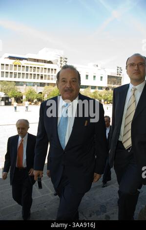 10 mars 2006 ; Chihuahua, Chihuahua, MEXIQUE ; CARLOS SLIM HELU, financier mexicain et homme le plus riche d'Amérique latine, préside à une réunion de l'Accord de Chapultepec qu'il a convoquée pour tenter de parvenir à un consensus national entre les secteurs politique, social et économique du pays. La réunion montrée ici a eu lieu à Chihuahua, Chihuahua, Mexique. Crédit obligatoire : photo de Keith Dannemiller/ZUMA KPA. (©) Copyright 2006 par Keith Dannemiller Banque D'Images