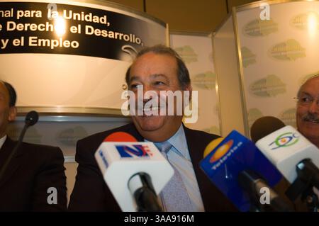 10 mars 2006 ; Chihuahua, Chihuahua, MEXIQUE ; CARLOS SLIM HELU, financier mexicain et homme le plus riche d'Amérique latine, préside à une réunion de l'Accord de Chapultepec qu'il a convoquée pour tenter de parvenir à un consensus national entre les secteurs politique, social et économique du pays. La réunion montrée ici a eu lieu à Chihuahua, Chihuahua, Mexique. Crédit obligatoire : photo de Keith Dannemiller/ZUMA KPA. (©) Copyright 2006 par Keith Dannemiller Banque D'Images