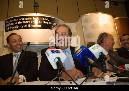 10 mars 2006 ; Chihuahua, Chihuahua, MEXIQUE ; CARLOS SLIM HELU, financier mexicain et homme le plus riche d'Amérique latine, préside à une réunion de l'Accord de Chapultepec qu'il a convoquée pour tenter de parvenir à un consensus national entre les secteurs politique, social et économique du pays. La réunion montrée ici a eu lieu à Chihuahua, Chihuahua, Mexique. Crédit obligatoire : photo de Keith Dannemiller/ZUMA KPA. (©) Copyright 2006 par Keith Dannemiller Banque D'Images