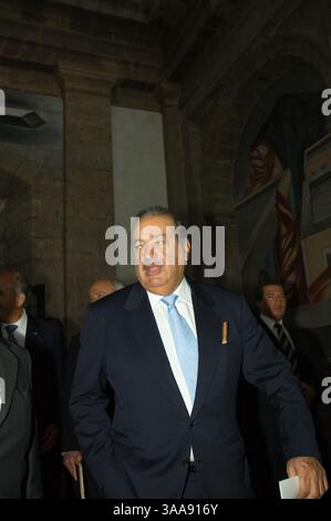10 mars 2006 ; Chihuahua, Chihuahua, MEXIQUE ; CARLOS SLIM HELU, financier mexicain et homme le plus riche d'Amérique latine, préside à une réunion de l'Accord de Chapultepec qu'il a convoquée pour tenter de parvenir à un consensus national entre les secteurs politique, social et économique du pays. La réunion montrée ici a eu lieu à Chihuahua, Chihuahua, Mexique. Crédit obligatoire : photo de Keith Dannemiller/ZUMA KPA. (©) Copyright 2006 par Keith Dannemiller Banque D'Images