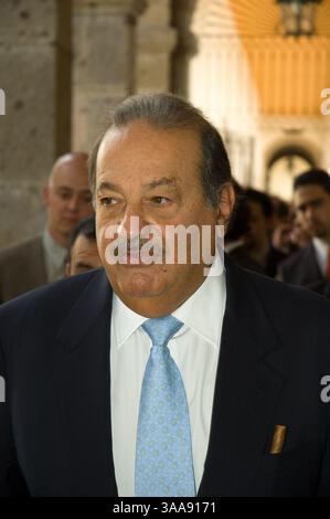 10 mars 2006 ; Chihuahua, Chihuahua, MEXIQUE ; CARLOS SLIM HELU, financier mexicain et homme le plus riche d'Amérique latine, préside à une réunion de l'Accord de Chapultepec qu'il a convoquée pour tenter de parvenir à un consensus national entre les secteurs politique, social et économique du pays. La réunion montrée ici a eu lieu à Chihuahua, Chihuahua, Mexique. Crédit obligatoire : photo de Keith Dannemiller/ZUMA KPA. (©) Copyright 2006 par Keith Dannemiller Banque D'Images