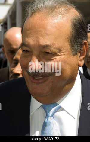 10 mars 2006 ; Chihuahua, Chihuahua, MEXIQUE ; CARLOS SLIM HELU, financier mexicain et homme le plus riche d'Amérique latine, préside à une réunion de l'Accord de Chapultepec qu'il a convoquée pour tenter de parvenir à un consensus national entre les secteurs politique, social et économique du pays. La réunion montrée ici a eu lieu à Chihuahua, Chihuahua, Mexique. Crédit obligatoire : photo de Keith Dannemiller/ZUMA KPA. (©) Copyright 2006 par Keith Dannemiller Banque D'Images
