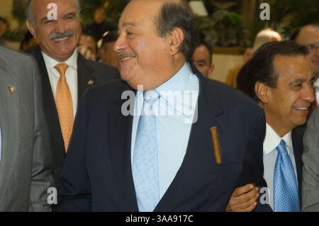 10 mars 2006 ; Chihuahua, Chihuahua, MEXIQUE ; CARLOS SLIM HELU, financier mexicain et homme le plus riche d'Amérique latine, préside à une réunion de l'Accord de Chapultepec qu'il a convoquée pour tenter de parvenir à un consensus national entre les secteurs politique, social et économique du pays. La réunion montrée ici a eu lieu à Chihuahua, Chihuahua, Mexique. Crédit obligatoire : photo de Keith Dannemiller/ZUMA KPA. (©) Copyright 2006 par Keith Dannemiller Banque D'Images