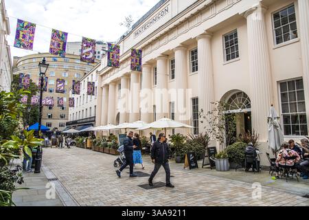 Londres, Royaume-Uni - 6 août 2023 : Shoppers sur Motcomb Street à Knightsbridge, une rue piétonne haut de gamme avec boutiques de mode, cafés et restaurants Banque D'Images
