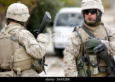 06 déc. 2006 ; Anah, IRAK ; Cpl. Chad Allen, un Marine de 25 ans de Maple Lake, Minnesota, utilise sa radio pour communiquer avec son quartier général lors d'une patrouille du 6 décembre 2006 à Anah, une ville à 150 miles au nord-ouest de Bagdad, dans l'ouest de l'Irak. Allen est un membre d'équipage de véhicule blindé léger de la compagnie A du 2e Bataillon de reconnaissance blindé léger basé à Camp Lejeune, en Caroline du Nord. Le bataillon a passé près de trois mois à mener des opérations de sécurité à Rawah et Anah, deux villes situées le long de l'Euphrate, à environ 150 kilomètres au nord-ouest de Bagdad. Crédit obligatoire : photo de Nathaniel F. Sapp/US MARINES/ZUMA Press. Banque D'Images