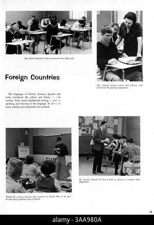 L'annuaire du lycée Kennedy 1966 présente les étudiants, les professeurs, les équipes sportives, les clubs et les événements importants de l'année scolaire 1965-1966, capturant les activités et la communauté de l'école. Banque D'Images