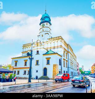 Le bel édifice avec la tour et l'horloge est l'hôtel de ville historique de la ville de Kazimierz, de nos jours est le Musée ethnographique à Cracovie, en Pologne Banque D'Images