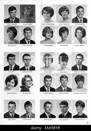 Ce Kennedy High Yearbook 1966 présente les profils des élèves et des enseignants, les faits saillants des compétitions sportives, les activités des clubs scolaires et les événements importants de l'année scolaire 1965-1966. Banque D'Images