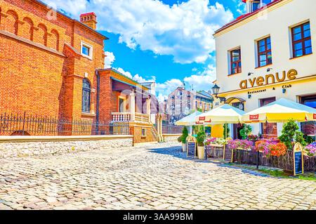 Cracovie, Pologne - 21 juin 2018 : l'agréable café en plein air au coin de rue à Bartosza la Vieille Synagogue de Kazimierz, le quartier juif historique Banque D'Images