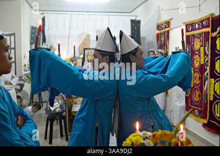 29 novembre 2005 ; Dalat, VIETNAM ; la mort naturelle d'Une grand-mère rassemble sa famille et ses amis pour des funérailles traditionnelles de Cao Dai à Dalat, Vietnam. Crédit obligatoire : photo de Dang NGO/ZUMA Press. (©) Copyright 2005 par Dang NGO Banque D'Images