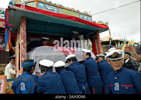 29 novembre 2005 ; Dalat, VIETNAM ; la mort naturelle d'Une grand-mère rassemble sa famille et ses amis pour des funérailles traditionnelles de Cao Dai à Dalat, Vietnam. Crédit obligatoire : photo de Dang NGO/ZUMA Press. (©) Copyright 2005 par Dang NGO Banque D'Images