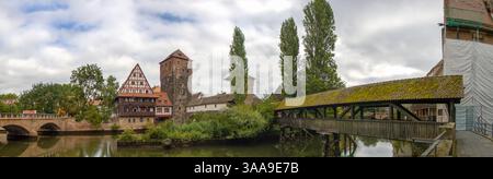 Vieille ville historique avec vue sur le bâtiment Weinstadel, château d'eau, pont Henkerbrucke et tour Henkerturm à Nuremberg, Allemagne. Banque D'Images