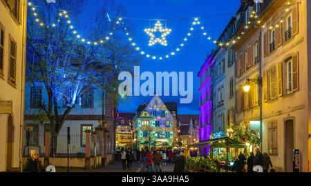 Colmar, France - 28 novembre 2024 : marché de Noël avec décorations colorées, luminaires et illuminations à Colmar, Alsace, France. Banque D'Images