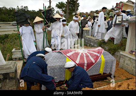 29 novembre 2005 ; Dalat, VIETNAM ; la mort naturelle d'Une grand-mère rassemble sa famille et ses amis pour des funérailles traditionnelles de Cao Dai à Dalat, Vietnam. Crédit obligatoire : photo de Dang NGO/ZUMA Press. (©) Copyright 2005 par Dang NGO Banque D'Images