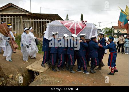 29 novembre 2005 ; Dalat, VIETNAM ; la mort naturelle d'Une grand-mère rassemble sa famille et ses amis pour des funérailles traditionnelles de Cao Dai à Dalat, Vietnam. Crédit obligatoire : photo de Dang NGO/ZUMA Press. (©) Copyright 2005 par Dang NGO Banque D'Images