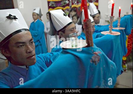 29 novembre 2005 ; Dalat, VIETNAM ; la mort naturelle d'Une grand-mère rassemble sa famille et ses amis pour des funérailles traditionnelles de Cao Dai à Dalat, Vietnam. Crédit obligatoire : photo de Dang NGO/ZUMA Press. (©) Copyright 2005 par Dang NGO Banque D'Images