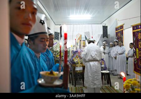 29 novembre 2005 ; Dalat, VIETNAM ; la mort naturelle d'Une grand-mère rassemble sa famille et ses amis pour des funérailles traditionnelles de Cao Dai à Dalat, Vietnam. Crédit obligatoire : photo de Dang NGO/ZUMA Press. (©) Copyright 2005 par Dang NGO Banque D'Images