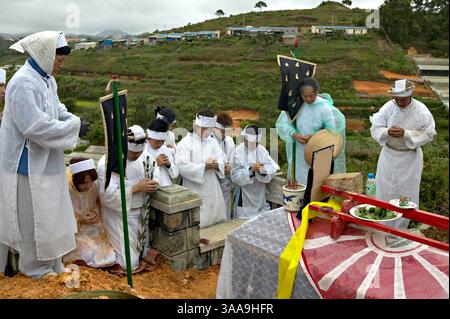 29 novembre 2005 ; Dalat, VIETNAM ; la mort naturelle d'Une grand-mère rassemble sa famille et ses amis pour des funérailles traditionnelles de Cao Dai à Dalat, Vietnam. Crédit obligatoire : photo de Dang NGO/ZUMA Press. (©) Copyright 2005 par Dang NGO Banque D'Images