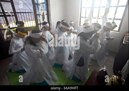 29 novembre 2005 ; Dalat, VIETNAM ; la mort naturelle d'Une grand-mère rassemble sa famille et ses amis pour des funérailles traditionnelles de Cao Dai à Dalat, Vietnam. Crédit obligatoire : photo de Dang NGO/ZUMA Press. (©) Copyright 2005 par Dang NGO Banque D'Images
