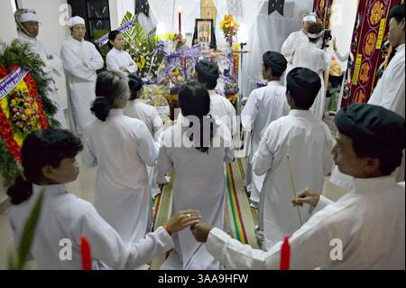 29 novembre 2005 ; Dalat, VIETNAM ; la mort naturelle d'Une grand-mère rassemble sa famille et ses amis pour des funérailles traditionnelles de Cao Dai à Dalat, Vietnam. Crédit obligatoire : photo de Dang NGO/ZUMA Press. (©) Copyright 2005 par Dang NGO Banque D'Images