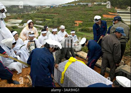 29 novembre 2005 ; Dalat, VIETNAM ; la mort naturelle d'Une grand-mère rassemble sa famille et ses amis pour des funérailles traditionnelles de Cao Dai à Dalat, Vietnam. Crédit obligatoire : photo de Dang NGO/ZUMA Press. (©) Copyright 2005 par Dang NGO Banque D'Images